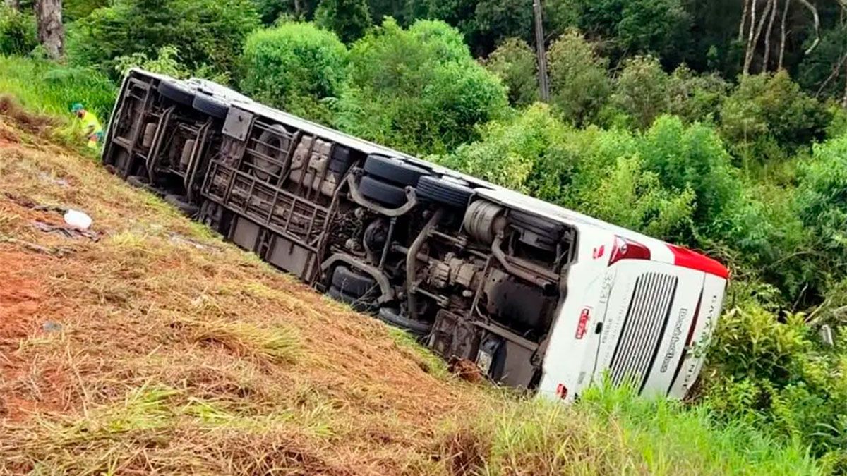 Tragedia en Brasil: son cinco los argentinos fallecidos tras volcar tras volcar un colectivo en la ruta.