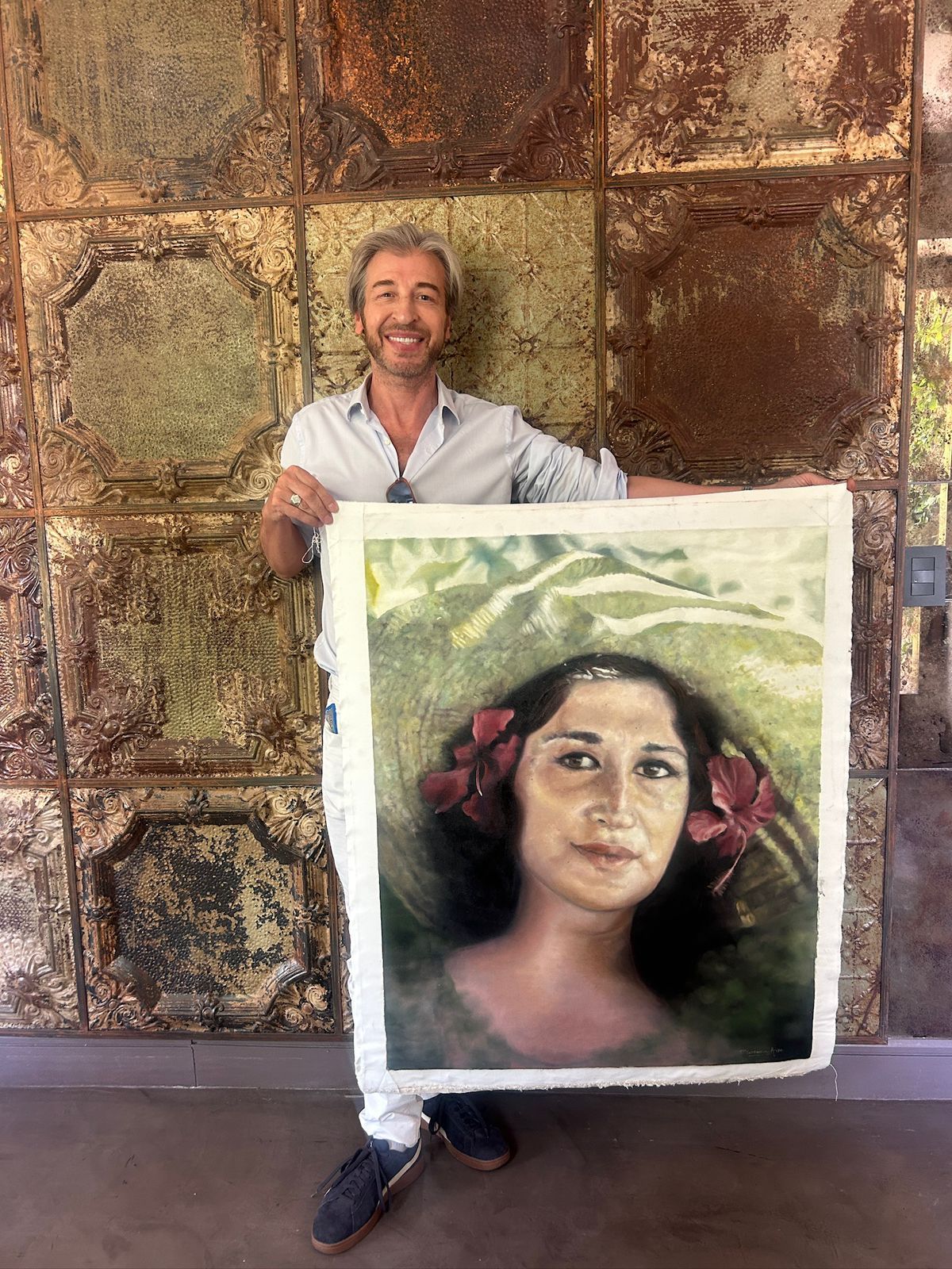 Yamil, uno de los tres hijos de Julio Le Parc, muestra el retrato de su mamá que hizo la artista mendocina Florencia Aise.