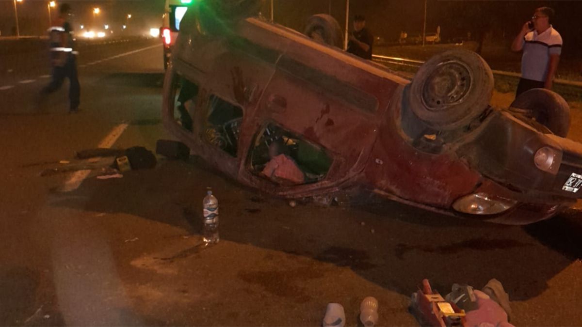 La Renault Kangoo quedó volcada luego del impacto con el camión.