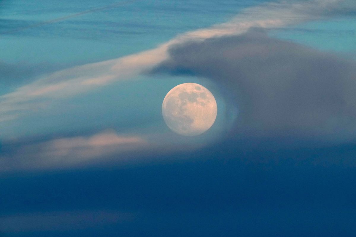 El fenómeno astronómico hará que la Luna se vea más pequeña que lo normal. El fenómeno astronómico hará que la Luna se vea más pequeña que lo normal.