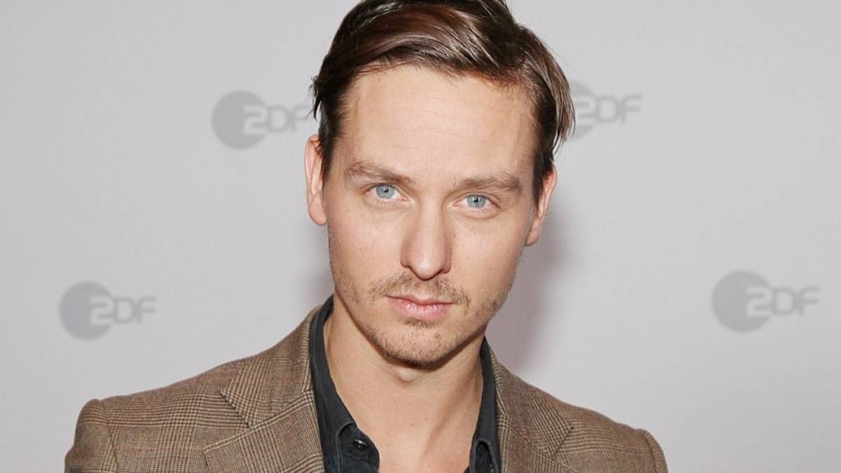 Tom Schilling, protagonista de No dejes de mirarme, película que se va de Netlix.