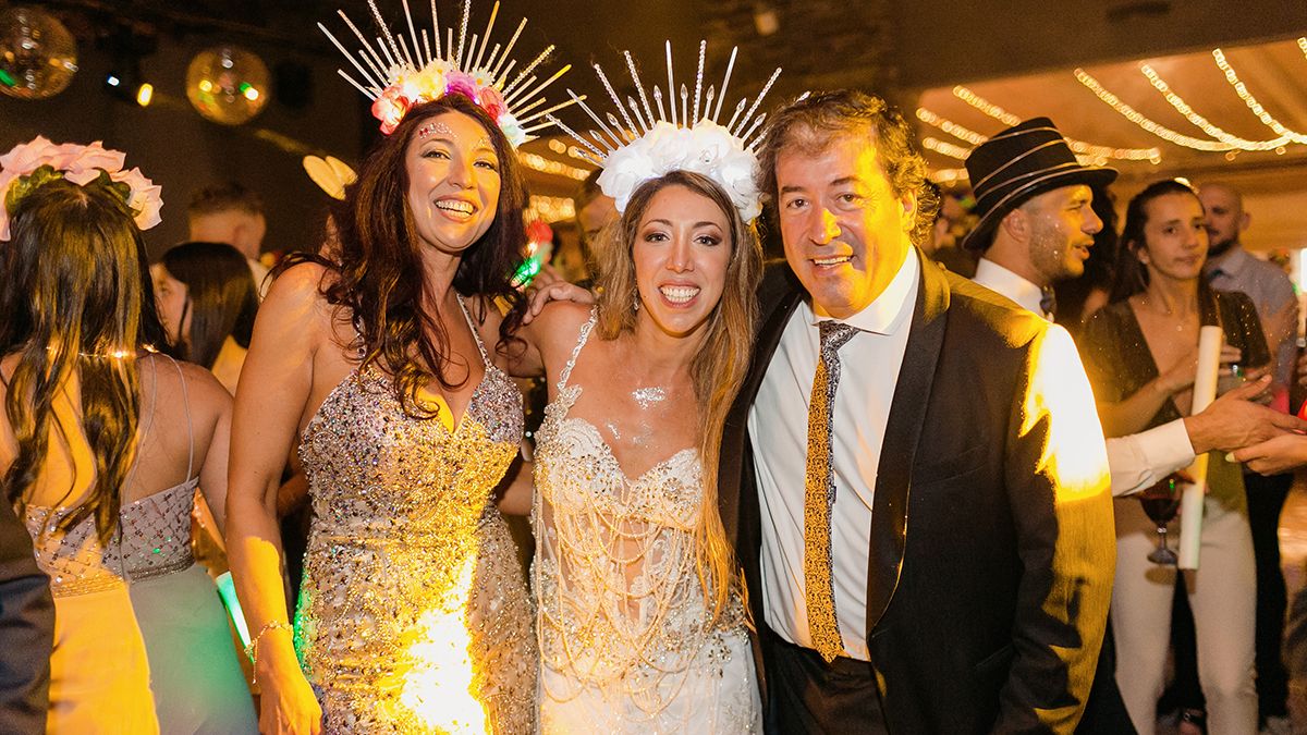 Melisa Lazo junto a sus padres en su último vestido.