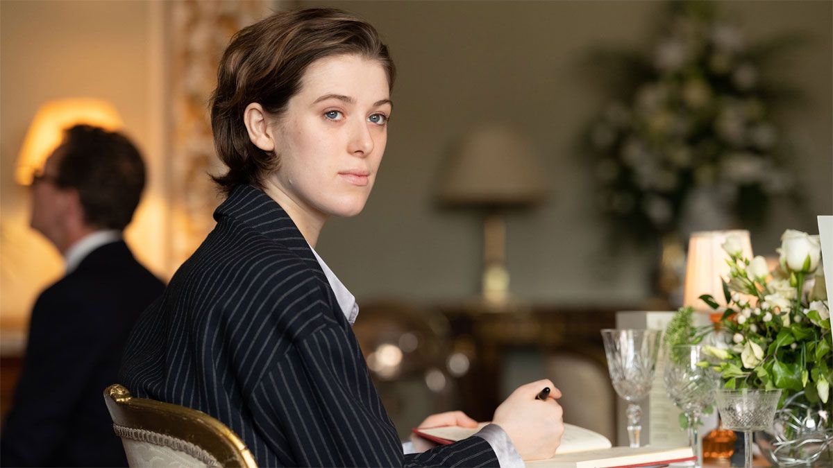 La actriz Honor Swinton Byrne interpreta a Julie en la película de Netflix.