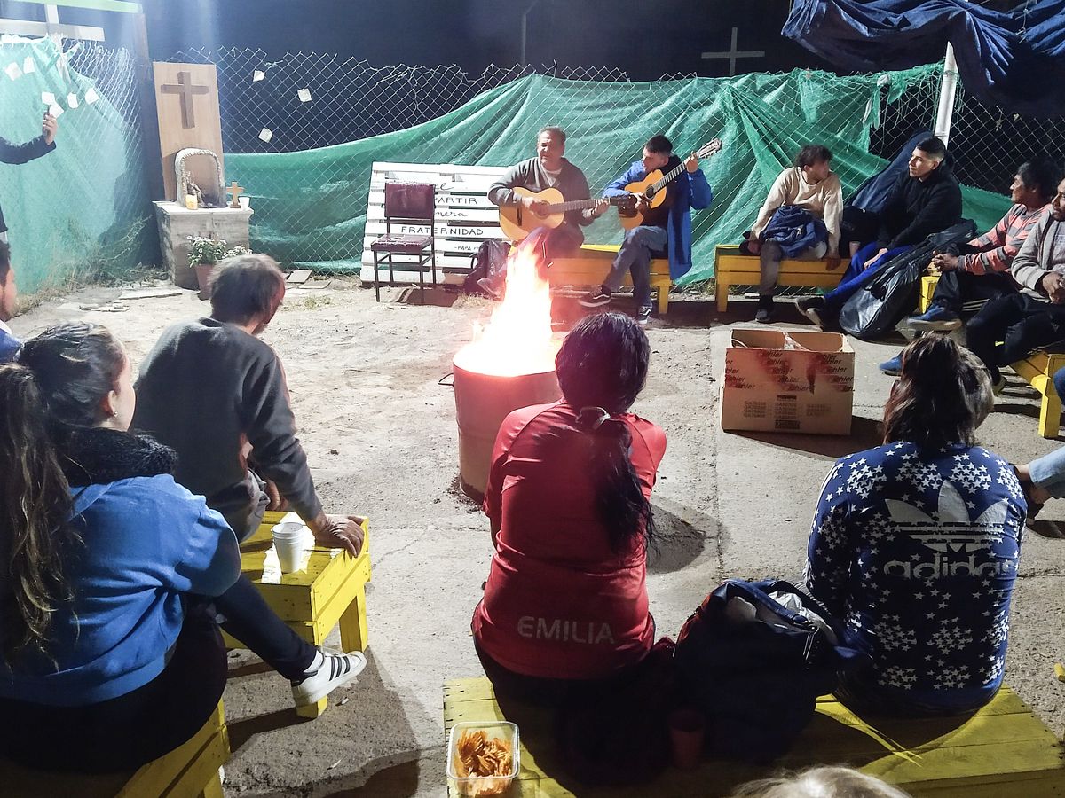 El Patio Callejero es una iniciativa de la Pastoral de la Calle y de toda la gente que va cada día a reunirse para comer y compartir
