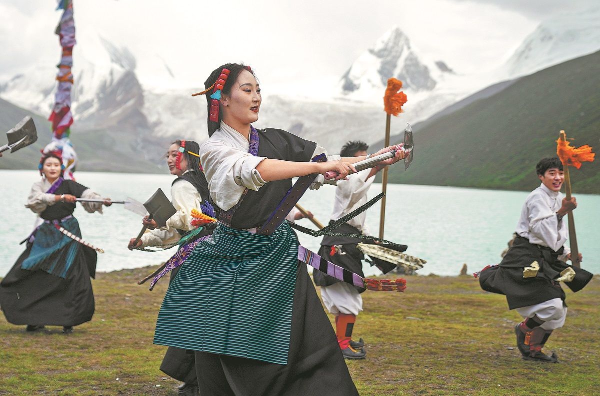 Varios artistas bailan la danza tradicional tibetana Dabu Axie en un paisaje de la región autónoma de Xizang. JIGME DORJE / XINHUA