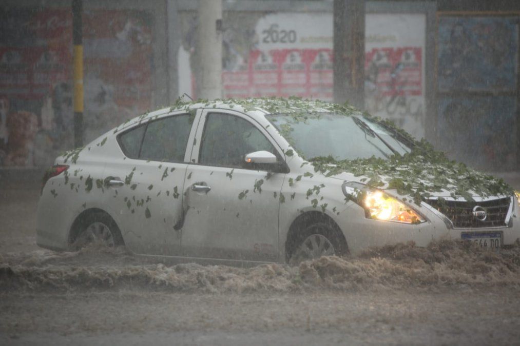 Vientos fuertes y granizo cayó en varias zonas del Gran Mendoza este jueves. Foto: Fernando Martínez Vientos fuertes y granizo cayó en varias zonas del Gran Mendoza este jueves. Foto: Fernando Martínez