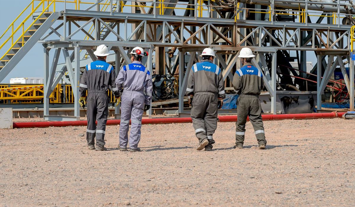 YPF acelera el plan para desprenderse de áreas maduras en Mendoza. Ya recibió ofertas.