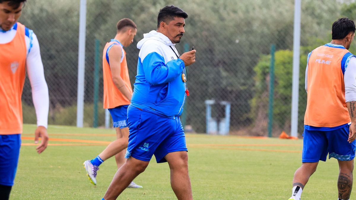 Omar Asad está en Buenos Aires, nadie le comunicó que no seguirá siendo el entrenador.