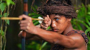 Fotos: la tribu de Indonesia con una rara mutación genética, ojos azules y brillantes