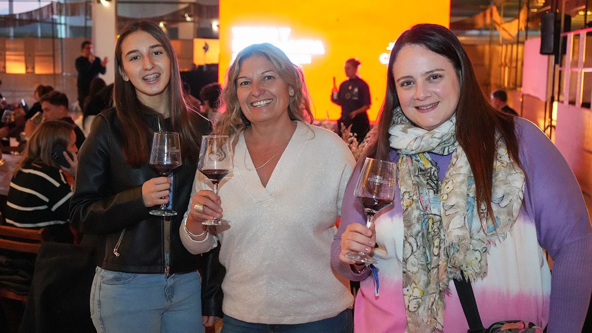 Delfina Gitto, María Martín, Ayelén Merchak en la cata del enólogo Gabriel Dvoskin, de Canopus. Delfina Gitto, María Martín, Ayelén Merchak en la cata del enólogo Gabriel Dvoskin, de Canopus.
