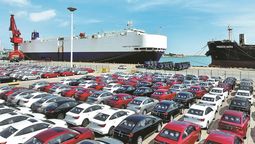 &nbsp;vehículos destinados a la exportación esperan ser cargados en el puerto de Lianyungang, en la provincia de Jiangsu. WANG CHUN / PARA CHINA DAILY