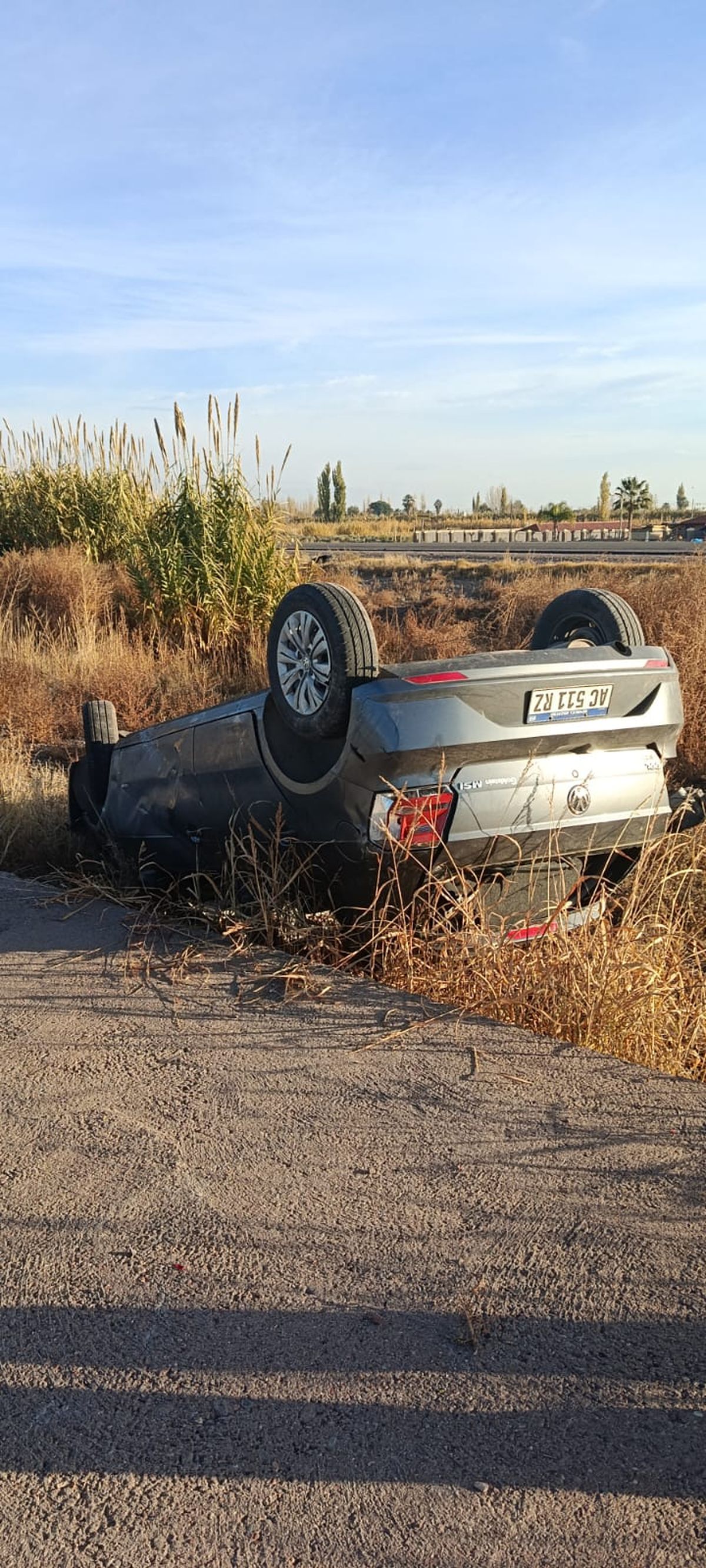 El Volkswagen Gol quedó con las ruedas para arriba. El Volkswagen Gol quedó con las ruedas para arriba.