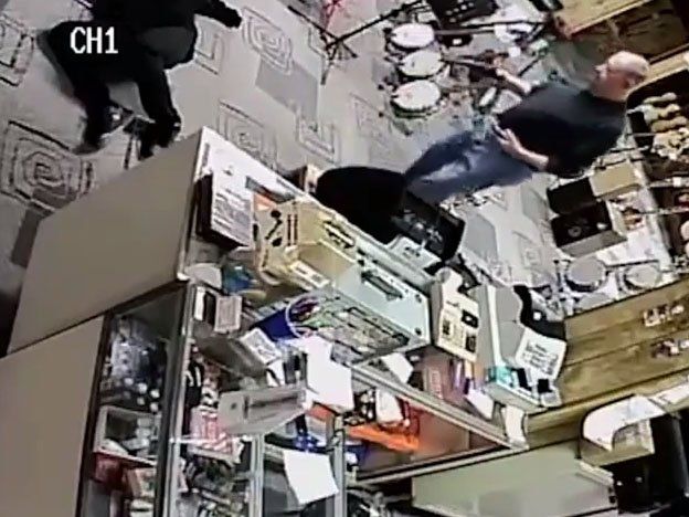 Mirá cómo este Ladrón simuló un desmayo para poder escapar