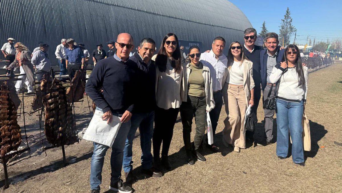 Un grupo de radicales, entre ellos exintendentes, no se perdieron los costillares al ensartador. Un grupo de radicales, entre ellos exintendentes, no se perdieron los costillares al ensartador.