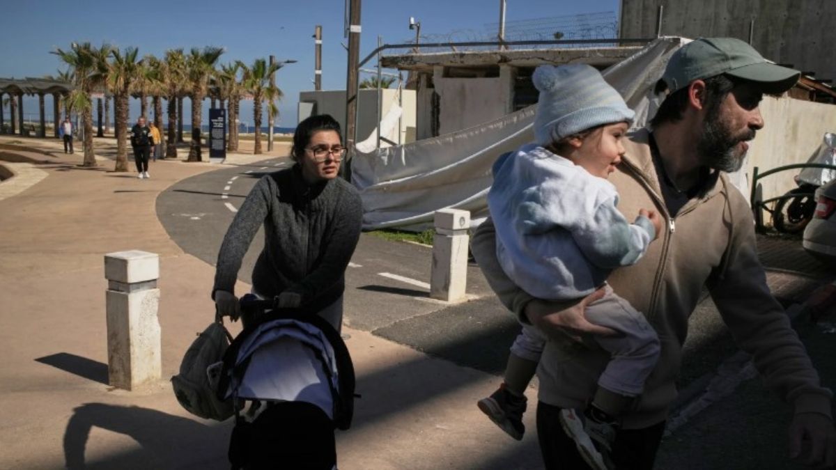 Una familia huye de los bombardeos en Irán. Una familia huye de los bombardeos en Irán.