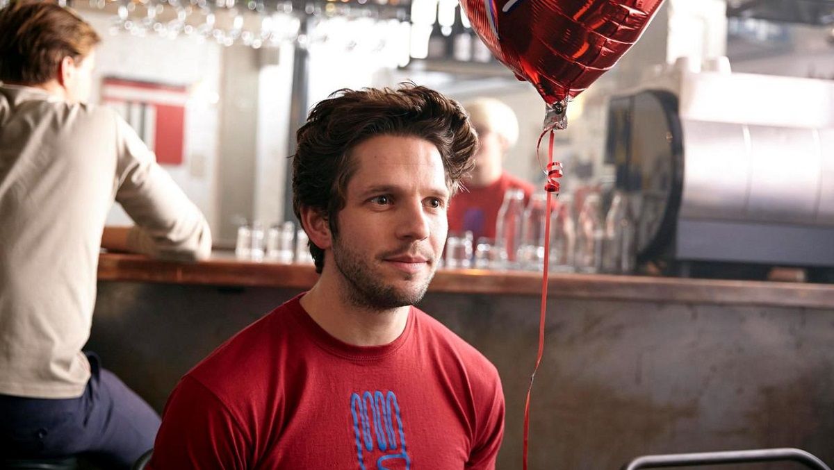 Damien Molony protagoniza Crashing, miniserie cómica de Netflix.