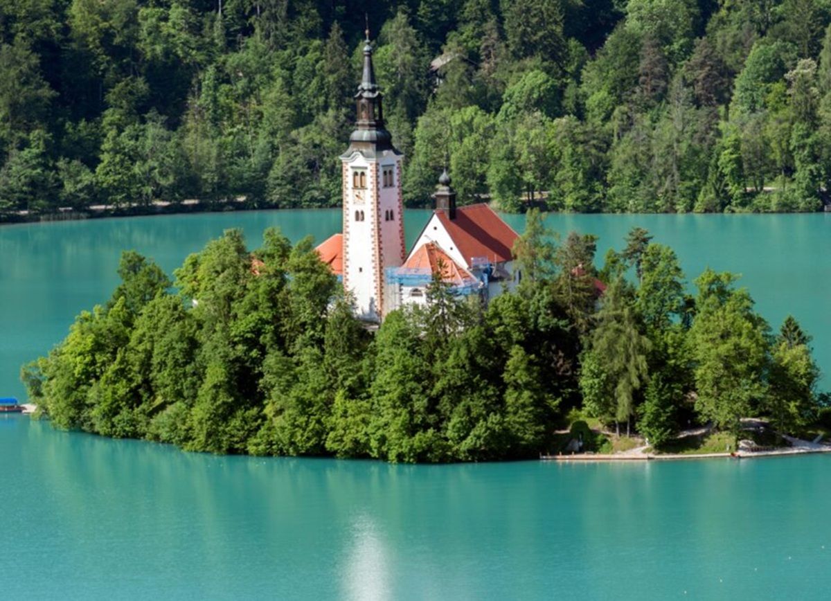 Una isla llamativa en Eslovenia. Imagen: Unsplash.