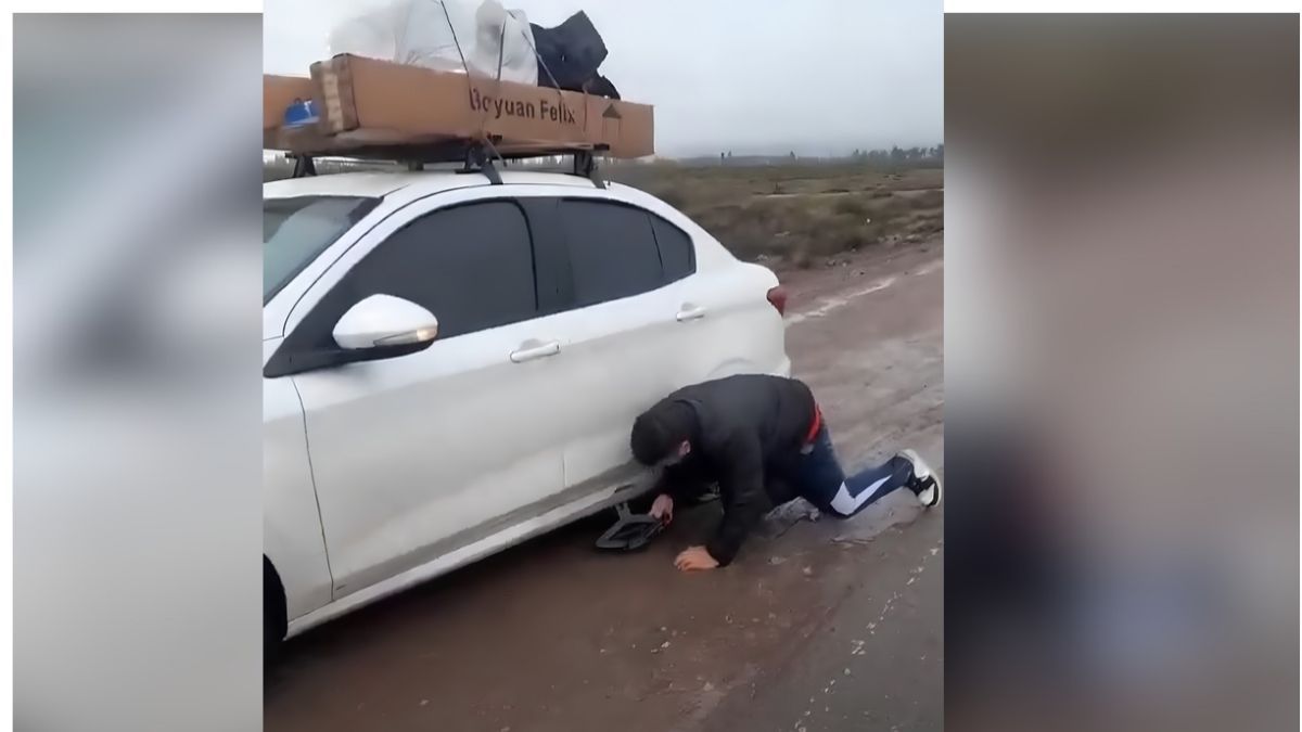 Un conductor cambiando su neumático a la vera de la Ruta 7, donde la lluvia hizo invisibles los enormes baches de la calzada. Un conductor cambiando su neumático a la vera de la Ruta 7, donde la lluvia hizo invisibles los enormes baches de la calzada.