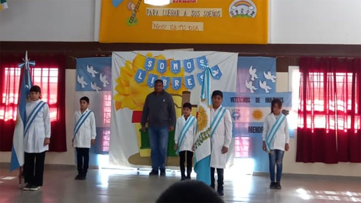 Los chicos de la escuela Posta de los Médanos, de Lavalle, recibieron a los veteranos de Malvinas con un acto.