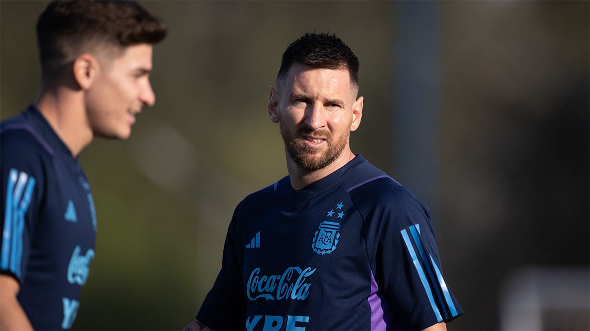 Lionel Messi está con Julián Álvarez.