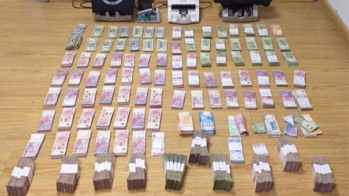 El dinero secuestrado en los operativos.