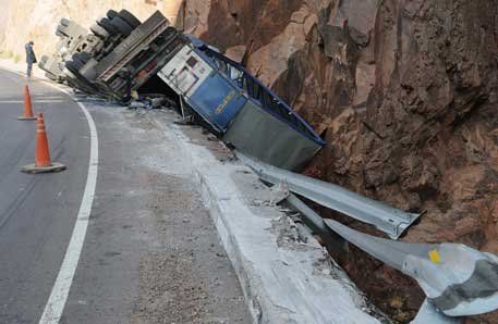 Un camión que transportaba aceite comestible volcó en la Ruta 7, Uspallata