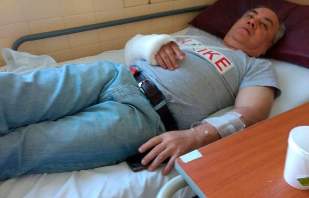 El reportero gráfico Pedro Alberto Orquera sufrió una fractura expuesta en su codo derecho y una herida sangrante en la cabeza.