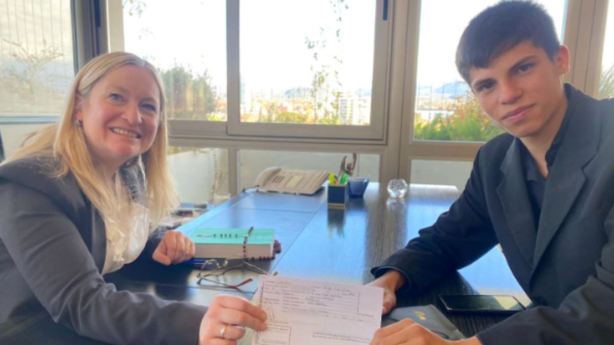 La vicegobernadora Hebe Casado firmó su afiliación partidaria a La Libertad Avanza y se la dio a un joven de 18 años. La vicegobernadora Hebe Casado firmó su afiliación partidaria a La Libertad Avanza y se la dio a un joven de 18 años.