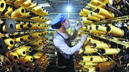 Una empleada trabaja en la línea de producción de una empresa textil en Lianyungang, provincia de Jiangsu. WANG CHUN / PARA CHINA DAILY.