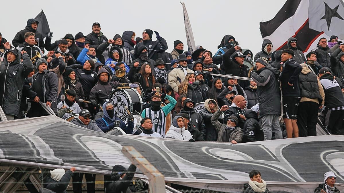 Los hinchas de Gimnasia y Esgrima acompañaron al equipo y reconocieron su esfuerzo.