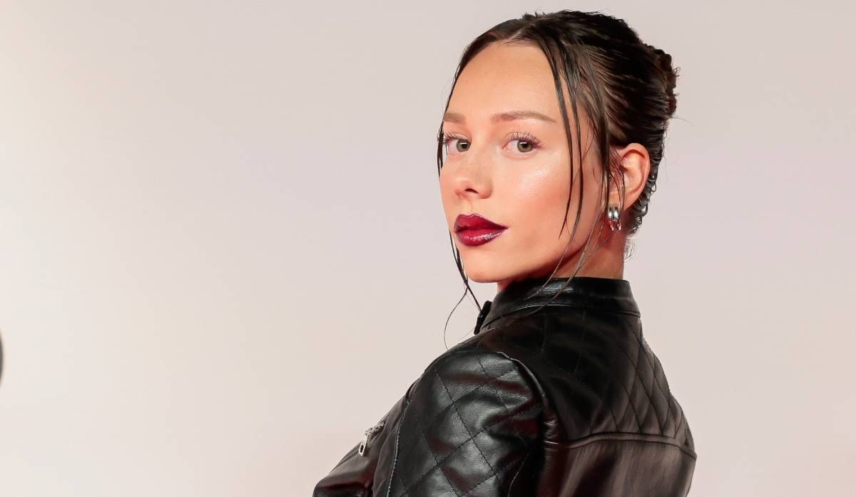 Dejando ver su culotte, Ester Expósito lleva las transparencias más audaces