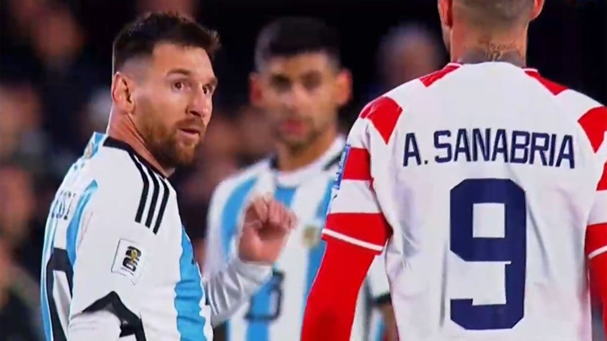 Lionel Messi y Antonio Sanabria tuvieron un pequeño cruce en la Selección argentina vs. Paraguay.