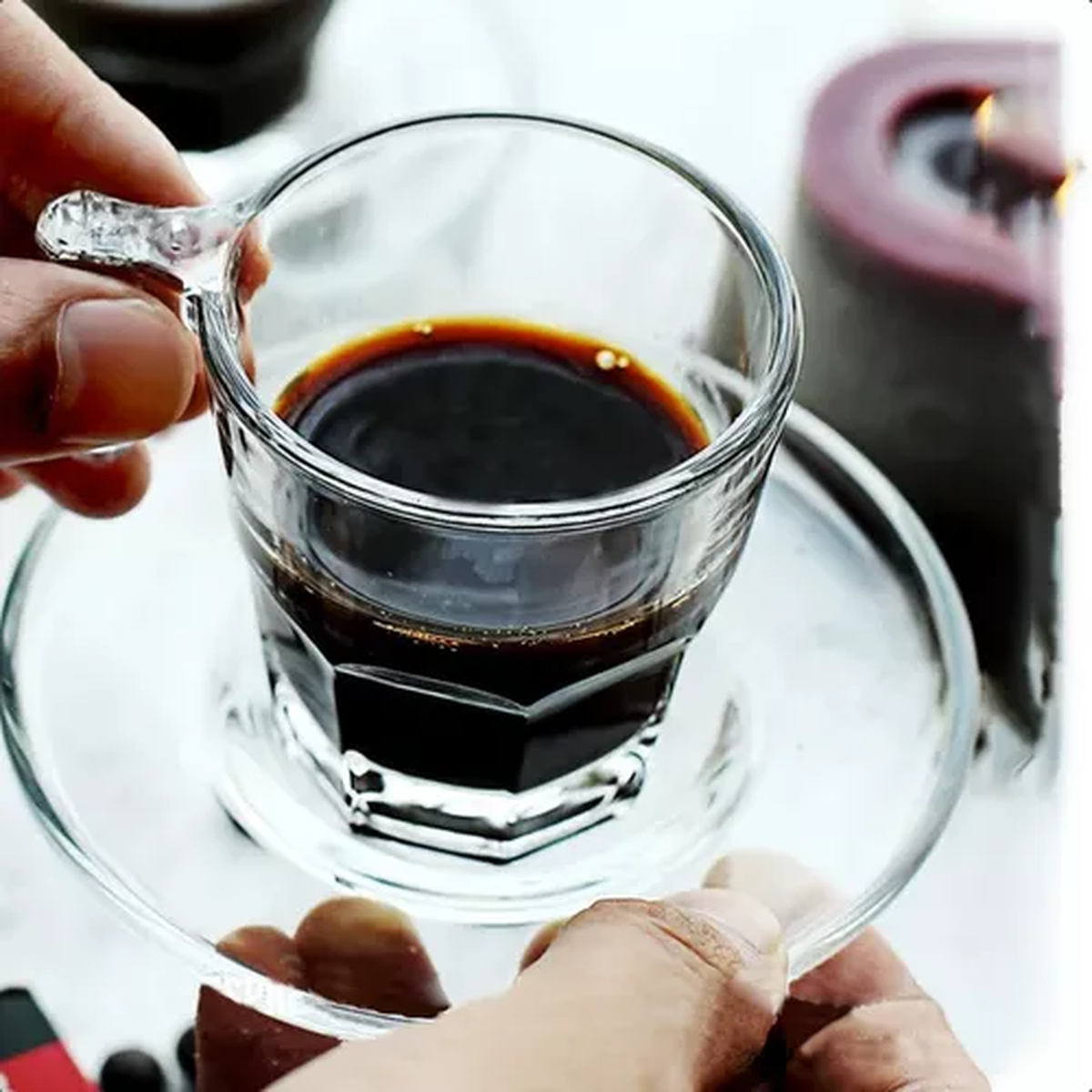 El café debe ser tomado con cuidado. El café debe ser tomado con cuidado.