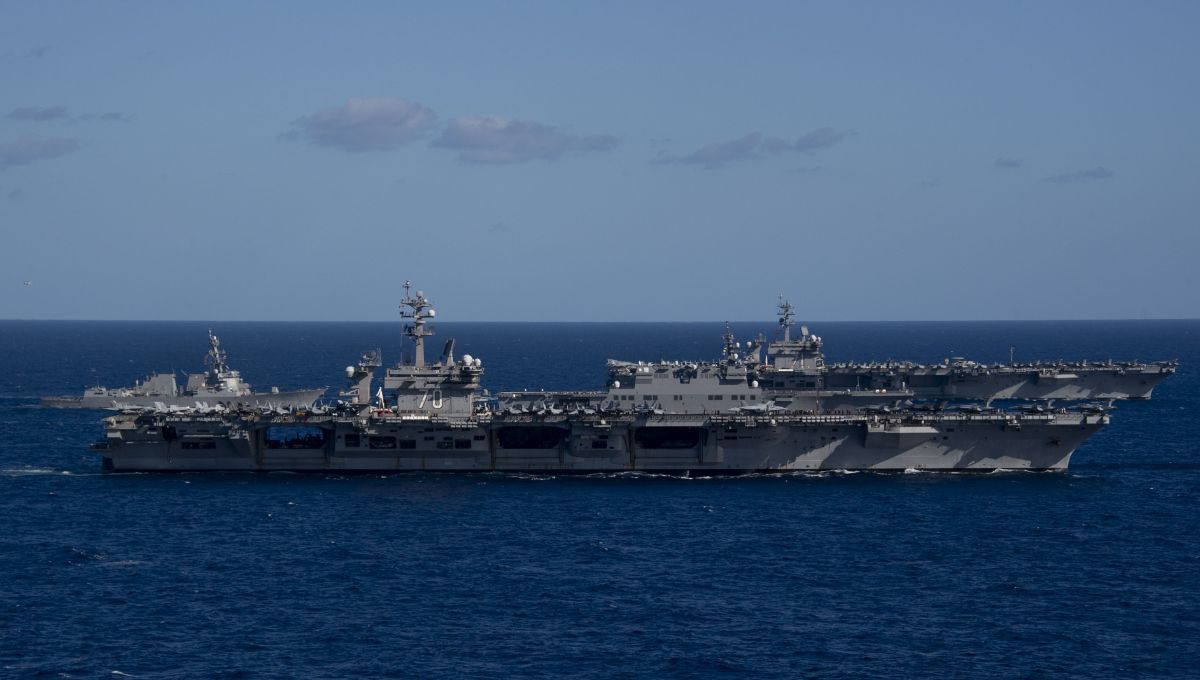 Gerald R. Ford sirvió en la Marina de los EE. UU. durante la Segunda Guerra Mundial. Gerald R. Ford sirvió en la Marina de los EE. UU. durante la Segunda Guerra Mundial.