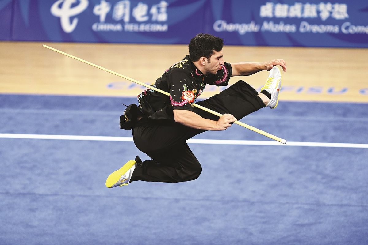 Un atleta de Irán compite en gunshu (garrote) durante el evento. FENG YONGBIN / CHINA DAILY.