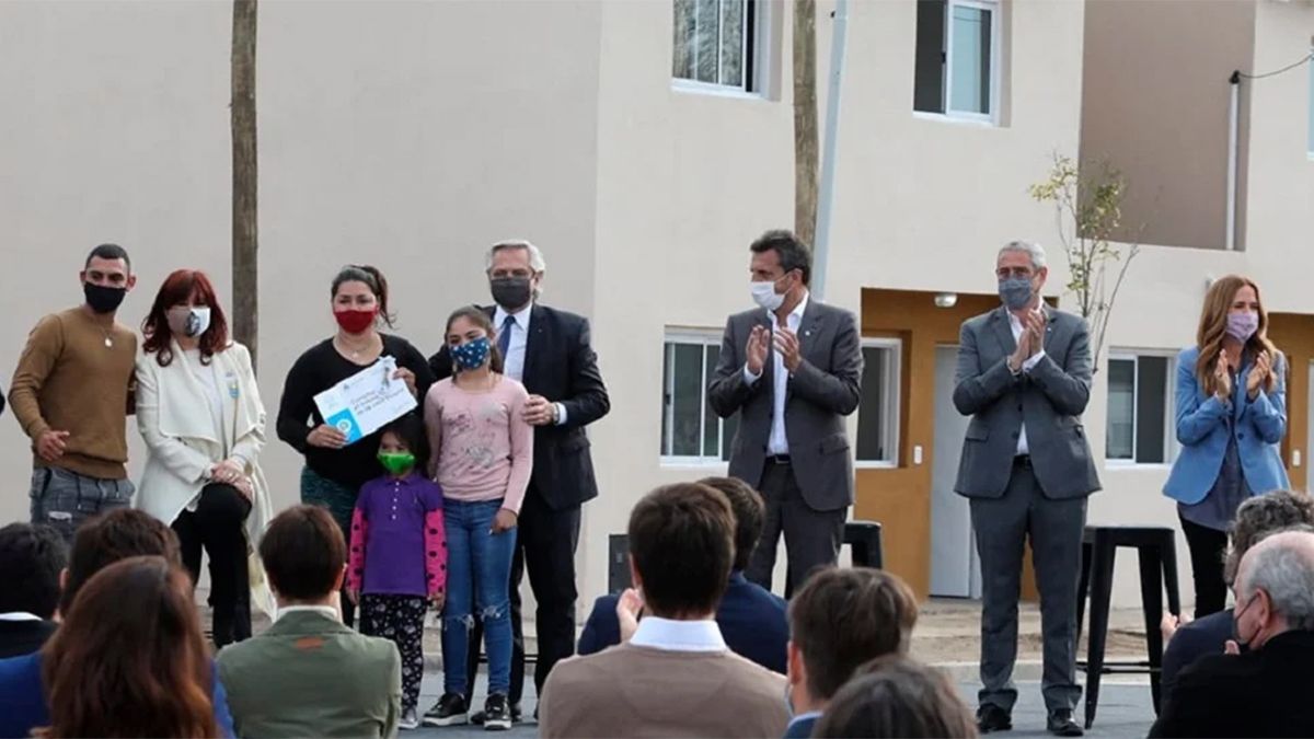 Alberto Fernández junto con Cristina Kirchner e integrantes del Frente de Todos&nbsp; en el acto que entregó la vivienda número 20 mil de la gestión.&nbsp;