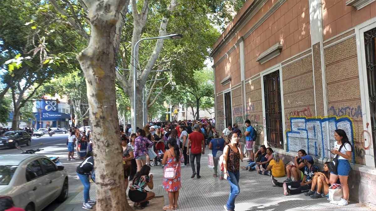 Aseguraron que la mayoría de los que serán dados de baja del Potenciar Trabajo cumplen los requisitos pero no pudieron hacer el trámite.