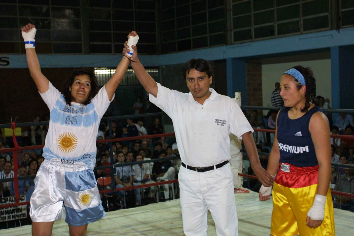 El viernes 18 de octubre del 2002, con poquitos meses de aprendizaje, Griselda Estella, que era una joven mamá -separada- con cuatro chicos, lograba ser una de las primeras campeonas del boxeo mendocino, al ganar el Torneo Guantes de Oro.