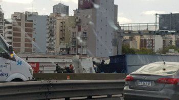 Un camión volcó su carga de cervezas y quedó colgando de la Autopista