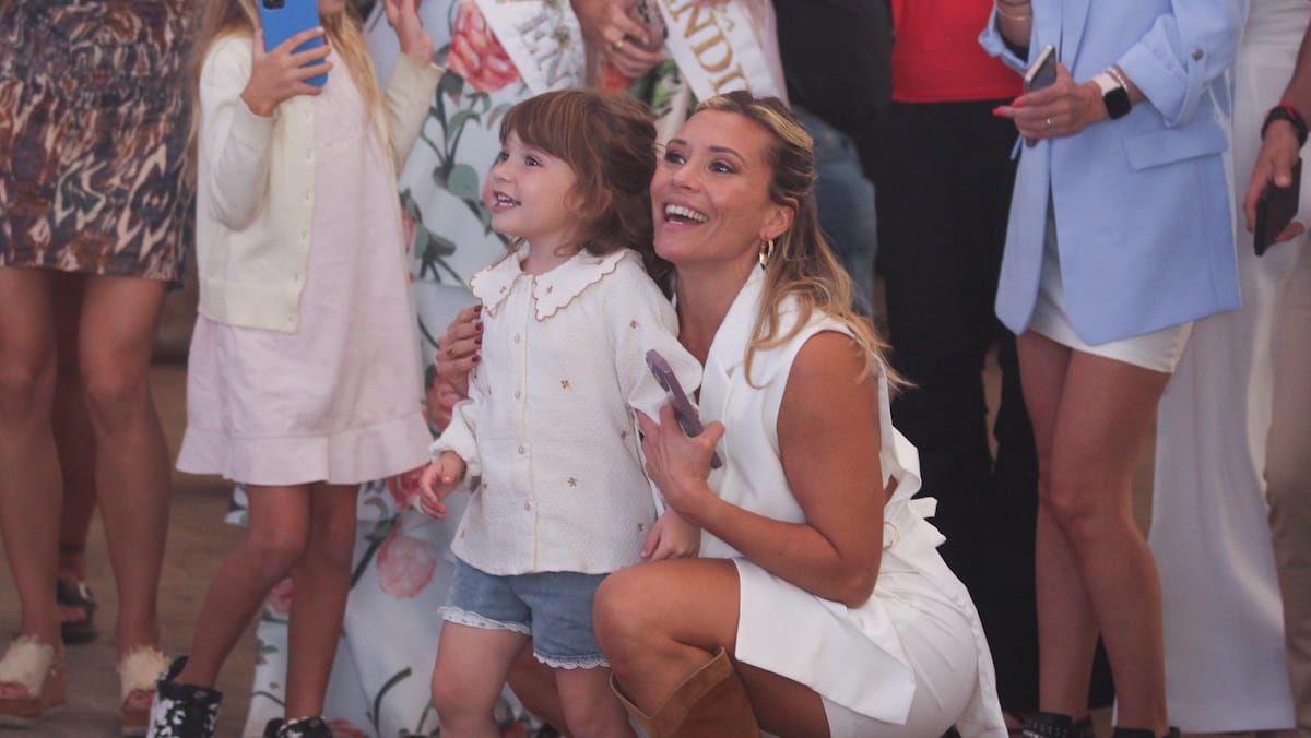 Barbarita Vila, presidenta de la Fundación Grupo América, disfrutó junto a su hija el show de Luck Ra. Barbarita Vila, presidenta de la Fundación Grupo América, disfrutó junto a su hija el show de Luck Ra.