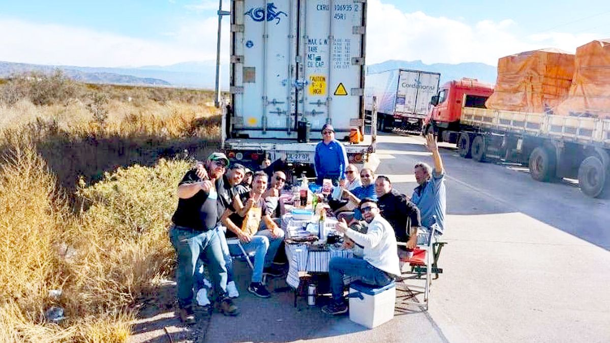 Un almuerzo en pleno corte. Y al mal tiempo buena cara para los camioneros que van a Chile. Gentileza.