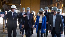 Anabel Fernández Sagasti durante una recorrida por la empresa IMPSA.