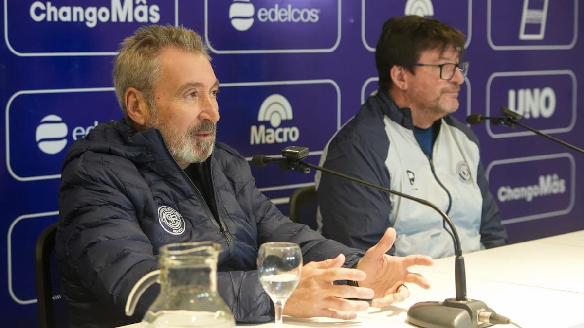 Daniel Vila y Alfredo Berti en la presentación del entrenador en su tercer ciclo en Independiente Rivadavia. Daniel Vila y Alfredo Berti en la presentación del entrenador en su tercer ciclo en Independiente Rivadavia.