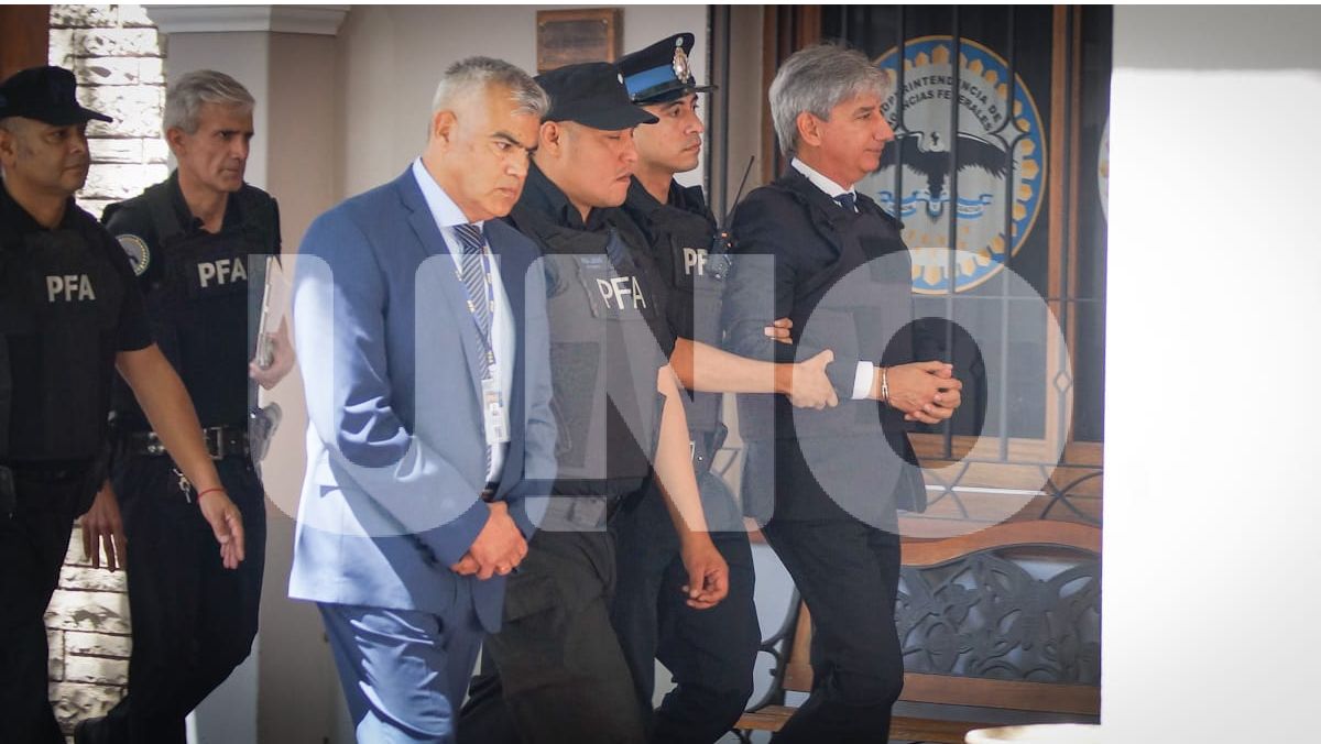 El momento en que Walter Bento es llevado detenido, con esposas y chaleco antibalas.