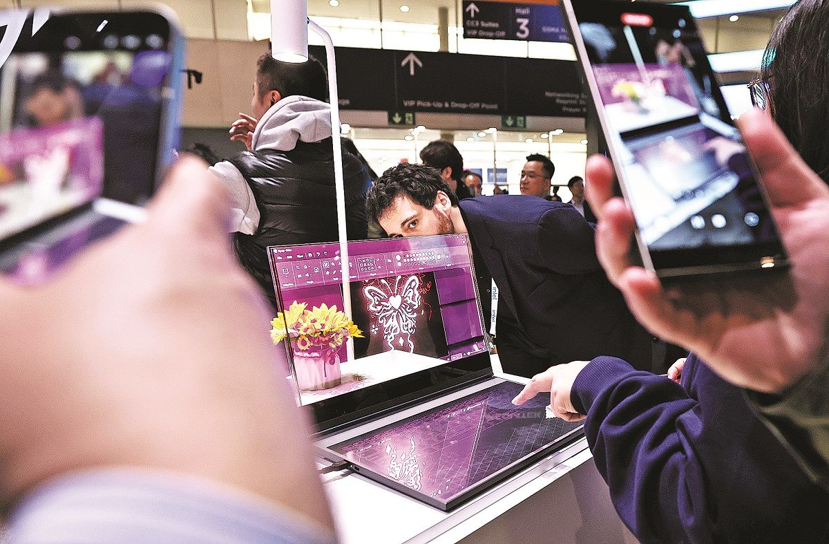 La empresa china Lenovo presenta un portátil con pantalla transparente en el Mobile World Congress de 2024