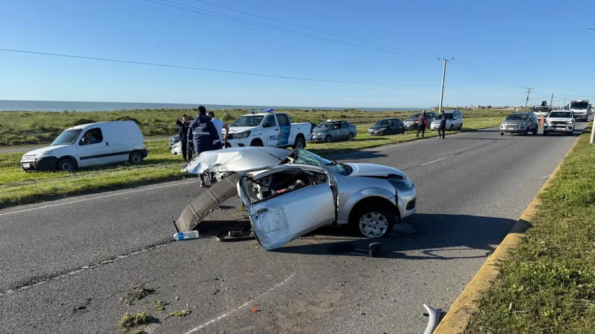 Murió un niño de 2 años que viajaba con su mamá: el auto se partió en dos al chocar con una columna