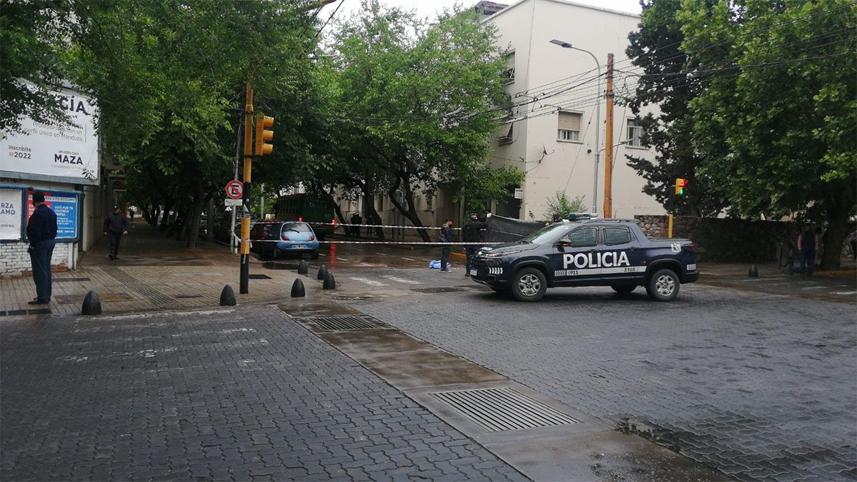 Se colgó del colectivo, cayó y fue atropellado