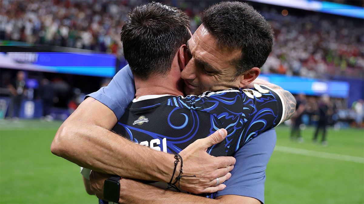 El tremendo abrazo de Messi con Scaloni.