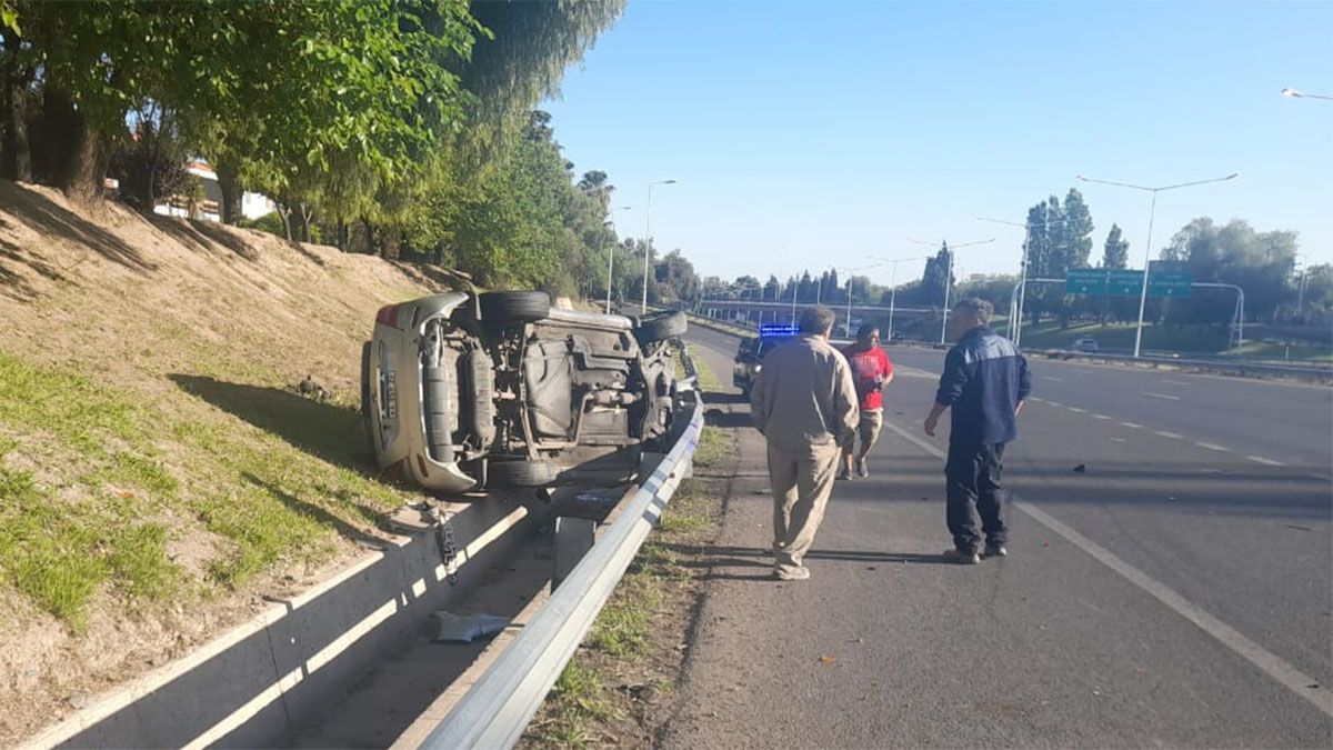 El conductor del auto señaló que se quedó dormido, mordió la banquina, y al intentar regresar a la ruta chocó al motociclista, dio un giro y volcó.