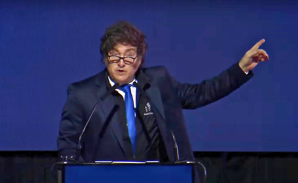 Javier Milei durante su discurso en la sede de la Bolsa de Comercio en Rosario.